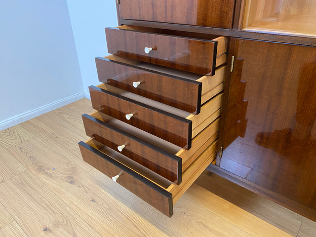 WMK I Sehr schöner dunkler Mid-Century Wohnzimmerschrank aus 1967 in Mahagoni mit Vitrine und Schubladen I Schrank Highboard Anrichte Sideboard Vintage 70er 60er DDR Berlin Leipzig Düsseldorf Bremen