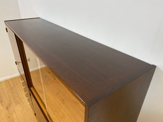 WMK I Sehr schöner dunkler Mid-Century Wohnzimmerschrank aus 1967 in Mahagoni mit Vitrine und Schubladen I Schrank Highboard Anrichte Sideboard Vintage 70er 60er DDR Berlin Leipzig Düsseldorf Bremen