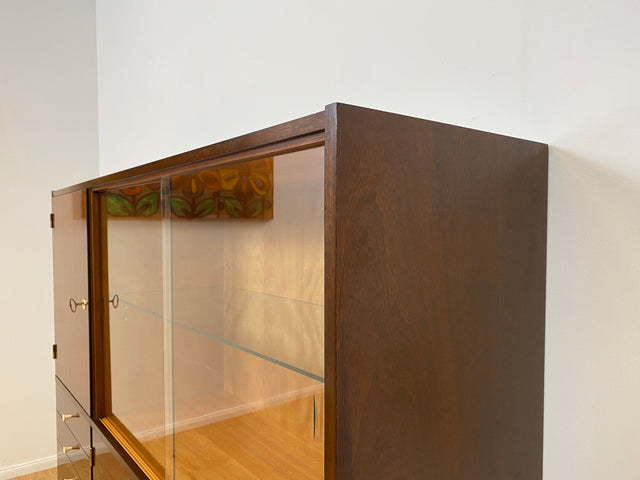 WMK I Sehr schöner dunkler Mid-Century Wohnzimmerschrank aus 1967 in Mahagoni mit Vitrine und Schubladen I Schrank Highboard Anrichte Sideboard Vintage 70er 60er DDR Berlin Leipzig Düsseldorf Bremen