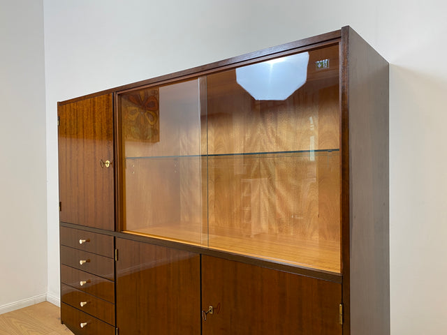 WMK I Sehr schöner dunkler Mid-Century Wohnzimmerschrank aus 1967 in Mahagoni mit Vitrine und Schubladen I Schrank Highboard Anrichte Sideboard Vintage 70er 60er DDR Berlin Leipzig Düsseldorf Bremen
