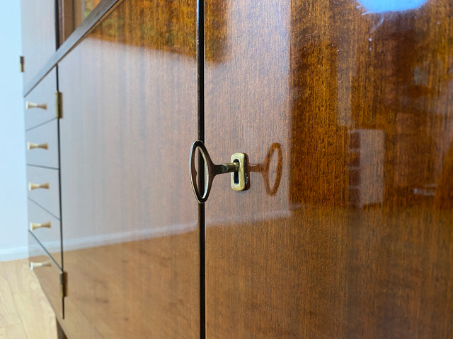 WMK I Sehr schöner dunkler Mid-Century Wohnzimmerschrank aus 1967 in Mahagoni mit Vitrine und Schubladen I Schrank Highboard Anrichte Sideboard Vintage 70er 60er DDR Berlin Leipzig Düsseldorf Bremen