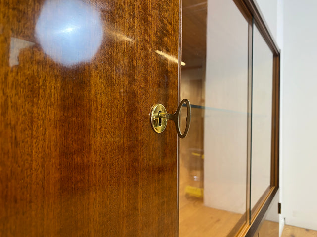 WMK I Sehr schöner dunkler Mid-Century Wohnzimmerschrank aus 1967 in Mahagoni mit Vitrine und Schubladen I Schrank Highboard Anrichte Sideboard Vintage 70er 60er DDR Berlin Leipzig Düsseldorf Bremen
