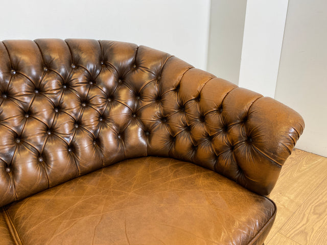 WMK # Uriges & hochwertiges englisches Chesterfield Sofa mit dickem aber weichem gestepptem Echtleder mit schöner Alterspatina # 3er Sofa Couch Ledersofa Ledercouch 3-Sitzer Vintage # Versand möglich