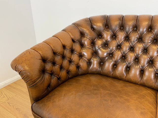WMK # Uriges & hochwertiges englisches Chesterfield Sofa mit dickem aber weichem gestepptem Echtleder mit schöner Alterspatina # 3er Sofa Couch Ledersofa Ledercouch 3-Sitzer Vintage # Versand möglich