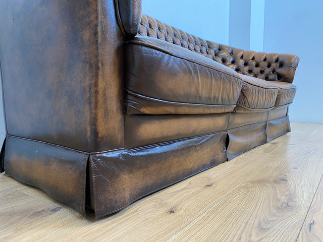 WMK # Uriges & hochwertiges englisches Chesterfield Sofa mit dickem aber weichem gestepptem Echtleder mit schöner Alterspatina # 3er Sofa Couch Ledersofa Ledercouch 3-Sitzer Vintage # Versand möglich