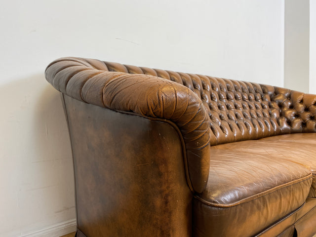 WMK # Uriges & hochwertiges englisches Chesterfield Sofa mit dickem aber weichem gestepptem Echtleder mit schöner Alterspatina # 3er Sofa Couch Ledersofa Ledercouch 3-Sitzer Vintage # Versand möglich