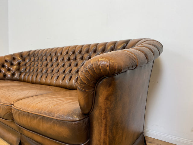 WMK # Uriges & hochwertiges englisches Chesterfield Sofa mit dickem aber weichem gestepptem Echtleder mit schöner Alterspatina # 3er Sofa Couch Ledersofa Ledercouch 3-Sitzer Vintage # Versand möglich