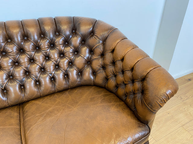 WMK # Uriges & hochwertiges englisches Chesterfield Sofa mit dickem aber weichem gestepptem Echtleder mit schöner Alterspatina # 3er Sofa Couch Ledersofa Ledercouch 3-Sitzer Vintage # Versand möglich