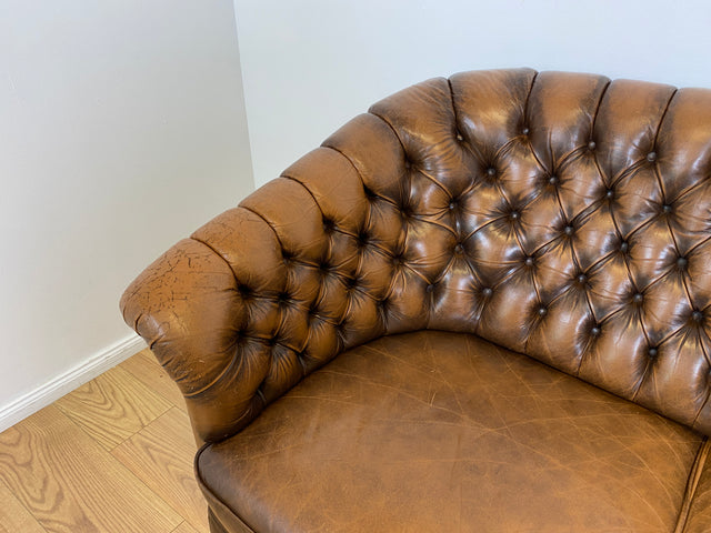WMK # Uriges & hochwertiges englisches Chesterfield Sofa mit dickem aber weichem gestepptem Echtleder mit schöner Alterspatina # 3er Sofa Couch Ledersofa Ledercouch 3-Sitzer Vintage # Versand möglich