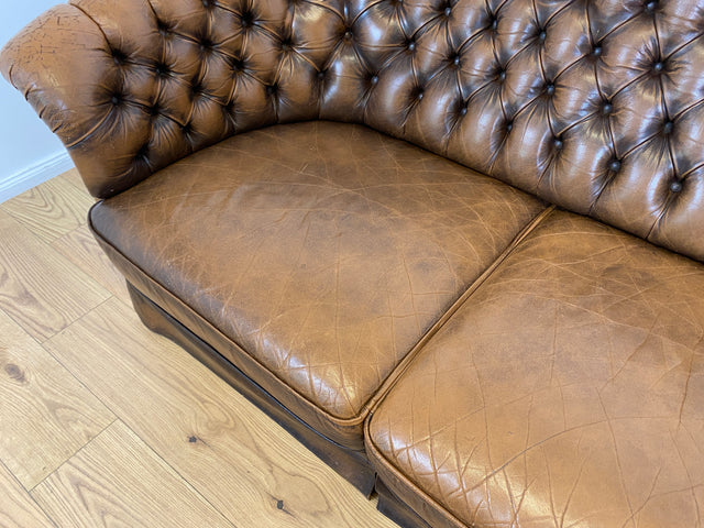 WMK # Uriges & hochwertiges englisches Chesterfield Sofa mit dickem aber weichem gestepptem Echtleder mit schöner Alterspatina # 3er Sofa Couch Ledersofa Ledercouch 3-Sitzer Vintage # Versand möglich