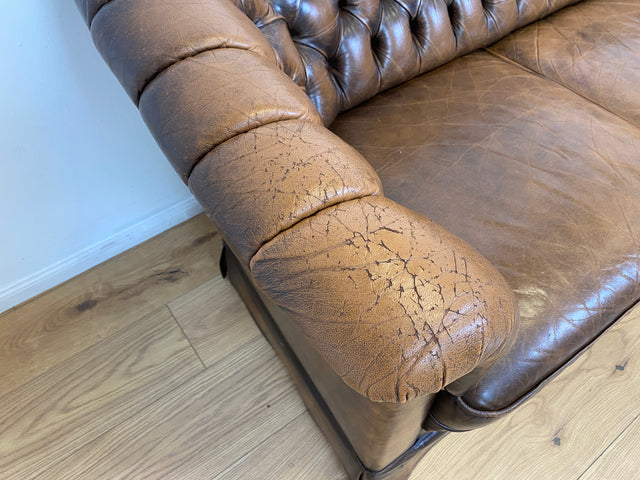 WMK # Uriges & hochwertiges englisches Chesterfield Sofa mit dickem aber weichem gestepptem Echtleder mit schöner Alterspatina # 3er Sofa Couch Ledersofa Ledercouch 3-Sitzer Vintage # Versand möglich