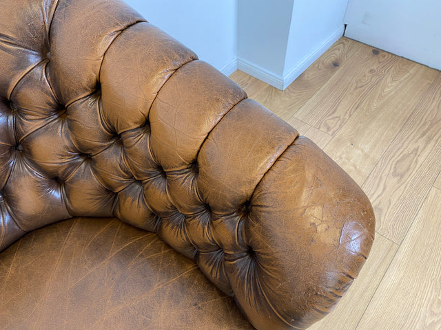 WMK # Uriges & hochwertiges englisches Chesterfield Sofa mit dickem aber weichem gestepptem Echtleder mit schöner Alterspatina # 3er Sofa Couch Ledersofa Ledercouch 3-Sitzer Vintage # Versand möglich