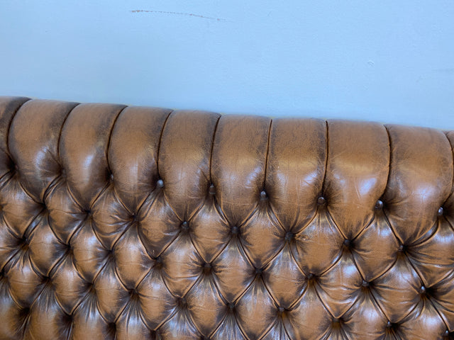 WMK # Uriges & hochwertiges englisches Chesterfield Sofa mit dickem aber weichem gestepptem Echtleder mit schöner Alterspatina # 3er Sofa Couch Ledersofa Ledercouch 3-Sitzer Vintage # Versand möglich