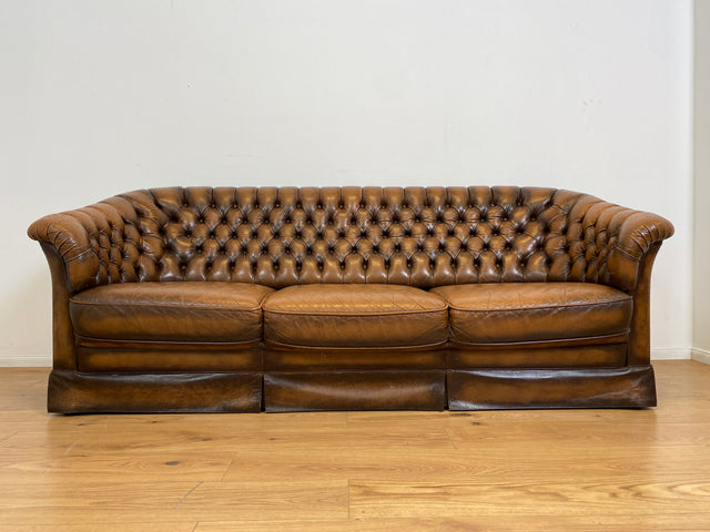 WMK # Uriges & hochwertiges englisches Chesterfield Sofa mit dickem aber weichem gestepptem Echtleder mit schöner Alterspatina # 3er Sofa Couch Ledersofa Ledercouch 3-Sitzer Vintage # Versand möglich
