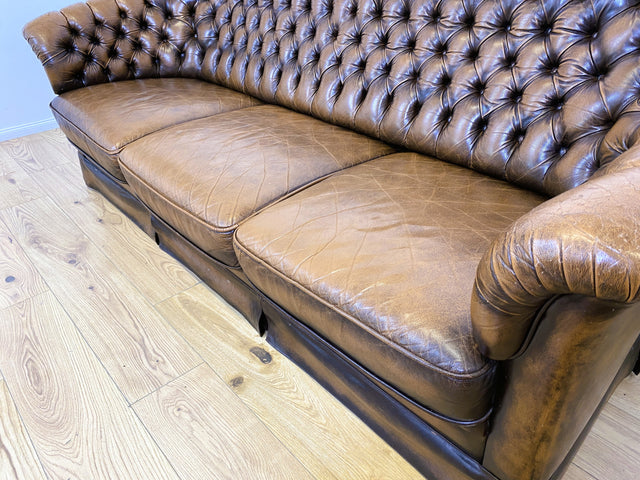 WMK # Uriges & hochwertiges englisches Chesterfield Sofa mit dickem aber weichem gestepptem Echtleder mit schöner Alterspatina # 3er Sofa Couch Ledersofa Ledercouch 3-Sitzer Vintage # Versand möglich