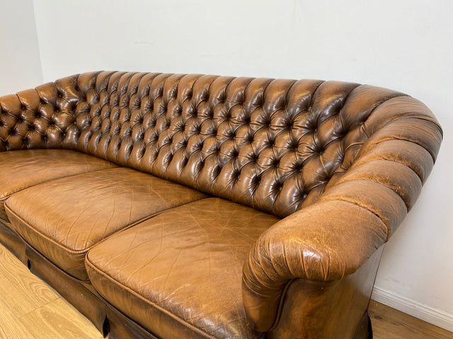WMK # Uriges & hochwertiges englisches Chesterfield Sofa mit dickem aber weichem gestepptem Echtleder mit schöner Alterspatina # 3er Sofa Couch Ledersofa Ledercouch 3-Sitzer Vintage # Versand möglich