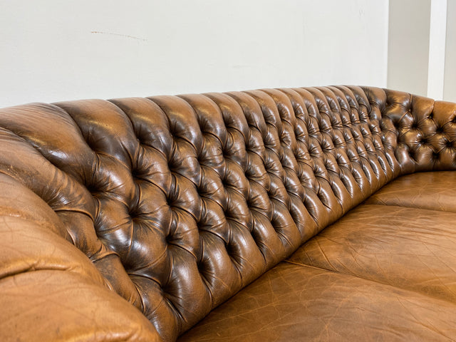 WMK # Uriges & hochwertiges englisches Chesterfield Sofa mit dickem aber weichem gestepptem Echtleder mit schöner Alterspatina # 3er Sofa Couch Ledersofa Ledercouch 3-Sitzer Vintage # Versand möglich