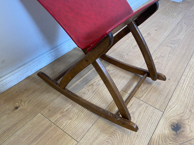 WMK I Äußerst gemütlicher und sehr gut erhaltener Vintage Sessel mit samtartigen beigen Originalbezug und Fransen