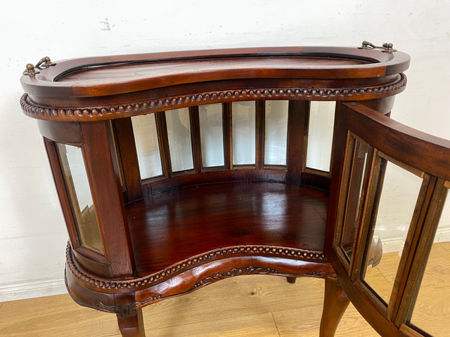 Vornehme französische Vintage Vitrine im Stile des Barock mit abnehmbarem Serviertablett, handverziert I Beistelltisch Kommode Servierwagen Nieren Nachttisch Rokoko I
