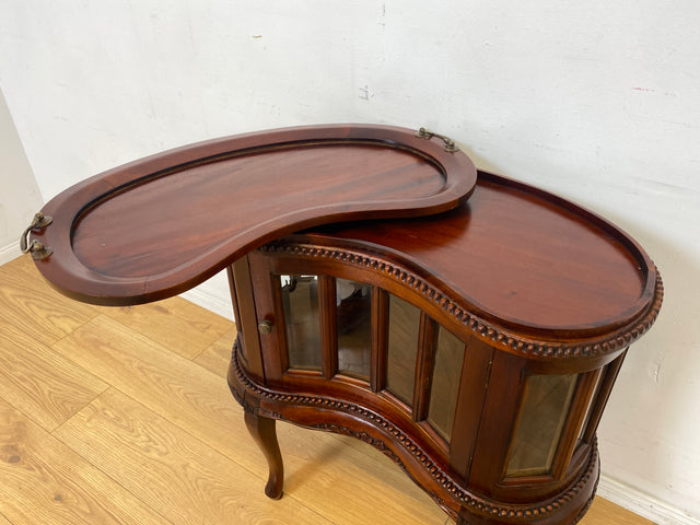 Vornehme französische Vintage Vitrine im Stile des Barock mit abnehmbarem Serviertablett, handverziert I Beistelltisch Kommode Servierwagen Nieren Nachttisch Rokoko I
