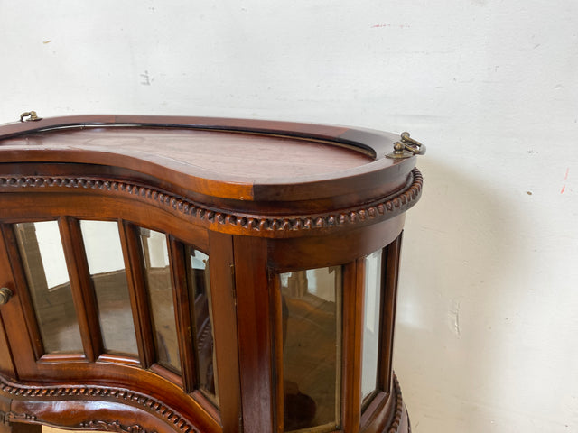 Vornehme französische Vintage Vitrine im Stile des Barock mit abnehmbarem Serviertablett, handverziert I Beistelltisch Kommode Servierwagen Nieren Nachttisch Rokoko I