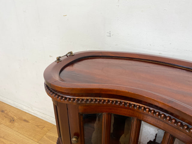 Vornehme französische Vintage Vitrine im Stile des Barock mit abnehmbarem Serviertablett, handverziert I Beistelltisch Kommode Servierwagen Nieren Nachttisch Rokoko I
