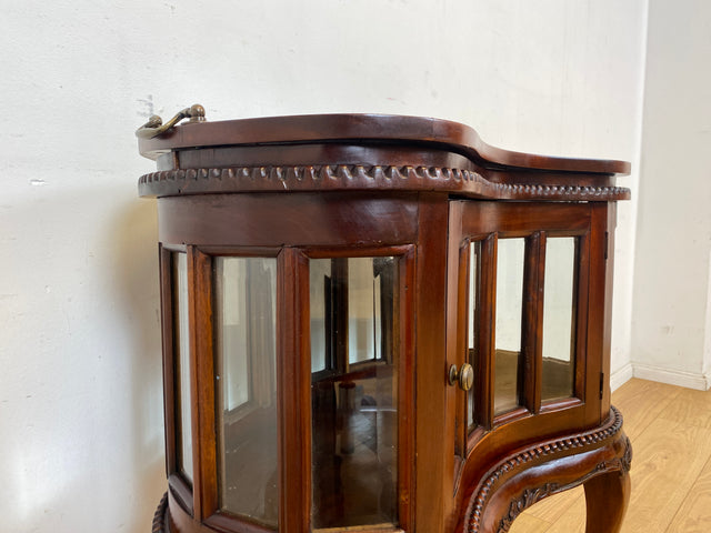 Vornehme französische Vintage Vitrine im Stile des Barock mit abnehmbarem Serviertablett, handverziert I Beistelltisch Kommode Servierwagen Nieren Nachttisch Rokoko I