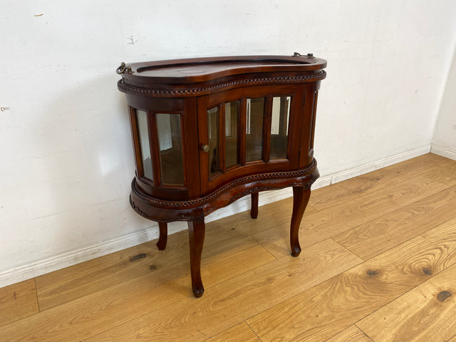Vornehme französische Vintage Vitrine im Stile des Barock mit abnehmbarem Serviertablett, handverziert I Beistelltisch Kommode Servierwagen Nieren Nachttisch Rokoko I
