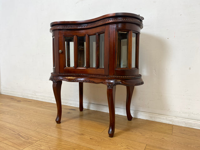 Vornehme französische Vintage Vitrine im Stile des Barock mit abnehmbarem Serviertablett, handverziert I Beistelltisch Kommode Servierwagen Nieren Nachttisch Rokoko I