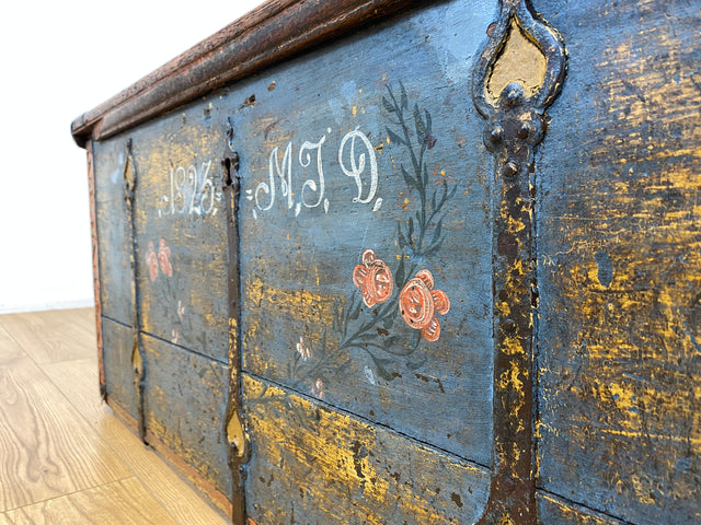WMK I Wunderschöne große historische Truhe aus 1823 in blauer Originalfarbe mit floraler Bemalung und Eisenbeschlägen I antike Holztruhe Schatztruhe Piratenkiste Holzkiste Kiste Hochzeitstruhe Barock
