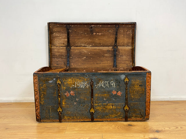 WMK I Wunderschöne große historische Truhe aus 1823 in blauer Originalfarbe mit floraler Bemalung und Eisenbeschlägen I antike Holztruhe Schatztruhe Piratenkiste Holzkiste Kiste Hochzeitstruhe Barock