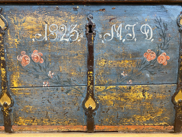 WMK I Wunderschöne große historische Truhe aus 1823 in blauer Originalfarbe mit floraler Bemalung und Eisenbeschlägen I antike Holztruhe Schatztruhe Piratenkiste Holzkiste Kiste Hochzeitstruhe Barock
