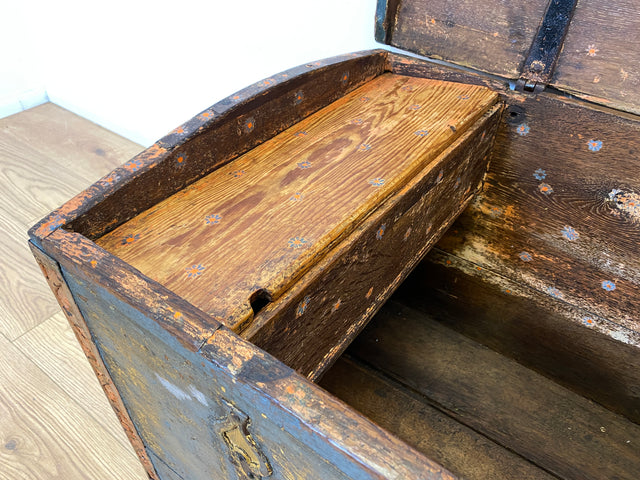 WMK I Wunderschöne große historische Truhe aus 1823 in blauer Originalfarbe mit floraler Bemalung und Eisenbeschlägen I antike Holztruhe Schatztruhe Piratenkiste Holzkiste Kiste Hochzeitstruhe Barock