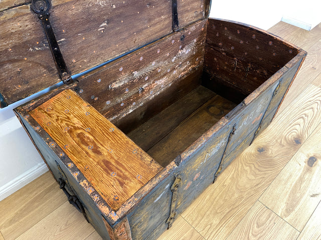 WMK I Wunderschöne große historische Truhe aus 1823 in blauer Originalfarbe mit floraler Bemalung und Eisenbeschlägen I antike Holztruhe Schatztruhe Piratenkiste Holzkiste Kiste Hochzeitstruhe Barock