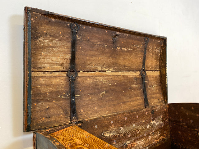 WMK I Wunderschöne große historische Truhe aus 1823 in blauer Originalfarbe mit floraler Bemalung und Eisenbeschlägen I antike Holztruhe Schatztruhe Piratenkiste Holzkiste Kiste Hochzeitstruhe Barock