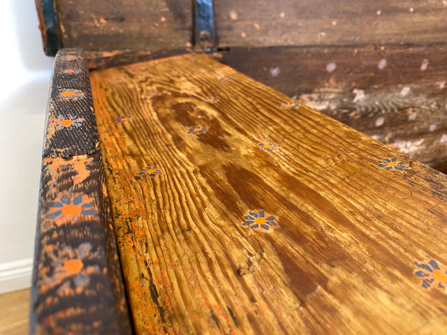 WMK I Wunderschöne große historische Truhe aus 1823 in blauer Originalfarbe mit floraler Bemalung und Eisenbeschlägen I antike Holztruhe Schatztruhe Piratenkiste Holzkiste Kiste Hochzeitstruhe Barock