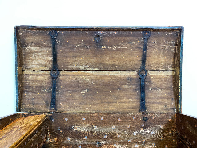 WMK I Wunderschöne große historische Truhe aus 1823 in blauer Originalfarbe mit floraler Bemalung und Eisenbeschlägen I antike Holztruhe Schatztruhe Piratenkiste Holzkiste Kiste Hochzeitstruhe Barock