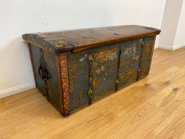 WMK I Wunderschöne große historische Truhe aus 1823 in blauer Originalfarbe mit floraler Bemalung und Eisenbeschlägen I antike Holztruhe Schatztruhe Piratenkiste Holzkiste Kiste Hochzeitstruhe Barock