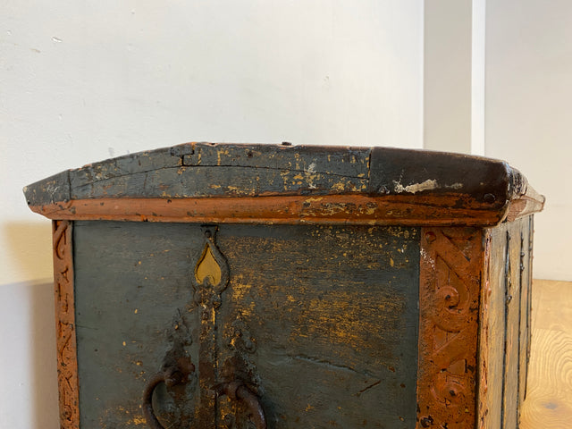 WMK I Wunderschöne große historische Truhe aus 1823 in blauer Originalfarbe mit floraler Bemalung und Eisenbeschlägen I antike Holztruhe Schatztruhe Piratenkiste Holzkiste Kiste Hochzeitstruhe Barock