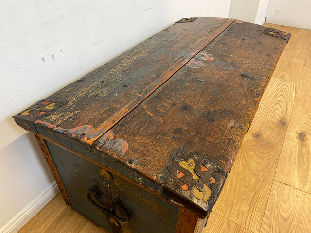 WMK I Wunderschöne große historische Truhe aus 1823 in blauer Originalfarbe mit floraler Bemalung und Eisenbeschlägen I antike Holztruhe Schatztruhe Piratenkiste Holzkiste Kiste Hochzeitstruhe Barock