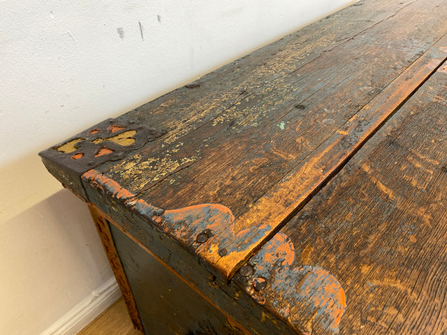 WMK I Wunderschöne große historische Truhe aus 1823 in blauer Originalfarbe mit floraler Bemalung und Eisenbeschlägen I antike Holztruhe Schatztruhe Piratenkiste Holzkiste Kiste Hochzeitstruhe Barock