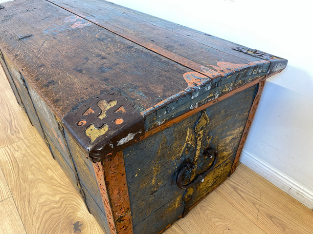 WMK I Wunderschöne große historische Truhe aus 1823 in blauer Originalfarbe mit floraler Bemalung und Eisenbeschlägen I antike Holztruhe Schatztruhe Piratenkiste Holzkiste Kiste Hochzeitstruhe Barock