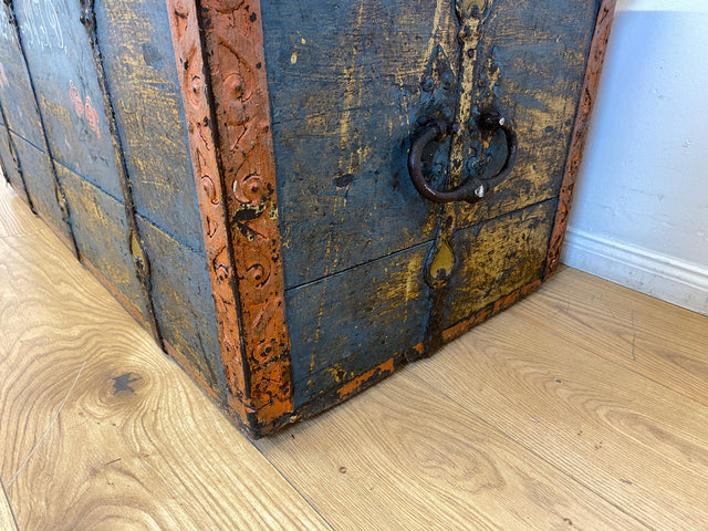 WMK I Wunderschöne große historische Truhe aus 1823 in blauer Originalfarbe mit floraler Bemalung und Eisenbeschlägen I antike Holztruhe Schatztruhe Piratenkiste Holzkiste Kiste Hochzeitstruhe Barock