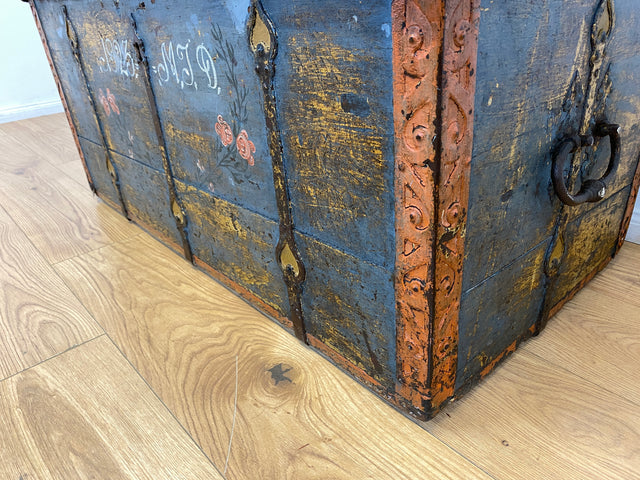 WMK I Wunderschöne große historische Truhe aus 1823 in blauer Originalfarbe mit floraler Bemalung und Eisenbeschlägen I antike Holztruhe Schatztruhe Piratenkiste Holzkiste Kiste Hochzeitstruhe Barock
