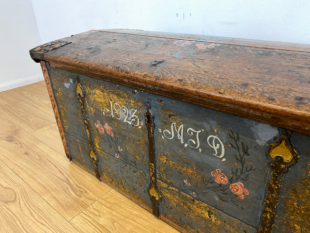 WMK I Wunderschöne große historische Truhe aus 1823 in blauer Originalfarbe mit floraler Bemalung und Eisenbeschlägen I antike Holztruhe Schatztruhe Piratenkiste Holzkiste Kiste Hochzeitstruhe Barock