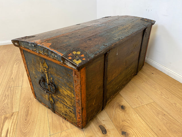 WMK I Wunderschöne große historische Truhe aus 1823 in blauer Originalfarbe mit floraler Bemalung und Eisenbeschlägen I antike Holztruhe Schatztruhe Piratenkiste Holzkiste Kiste Hochzeitstruhe Barock