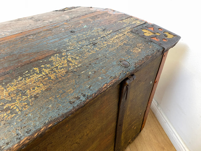WMK I Wunderschöne große historische Truhe aus 1823 in blauer Originalfarbe mit floraler Bemalung und Eisenbeschlägen I antike Holztruhe Schatztruhe Piratenkiste Holzkiste Kiste Hochzeitstruhe Barock
