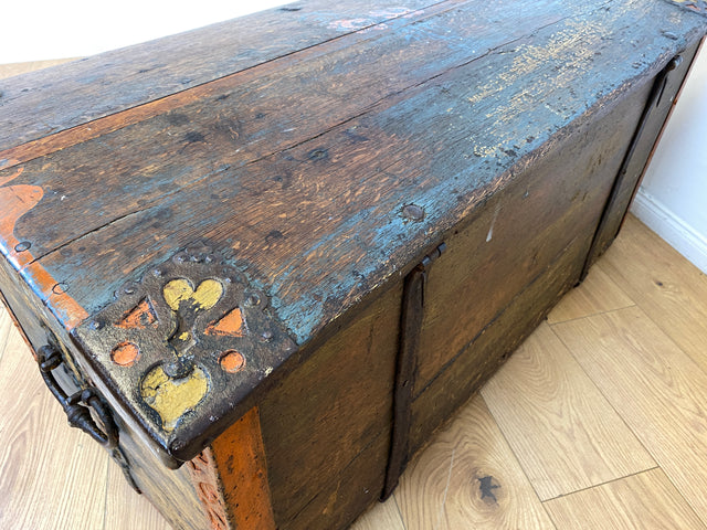 WMK I Wunderschöne große historische Truhe aus 1823 in blauer Originalfarbe mit floraler Bemalung und Eisenbeschlägen I antike Holztruhe Schatztruhe Piratenkiste Holzkiste Kiste Hochzeitstruhe Barock