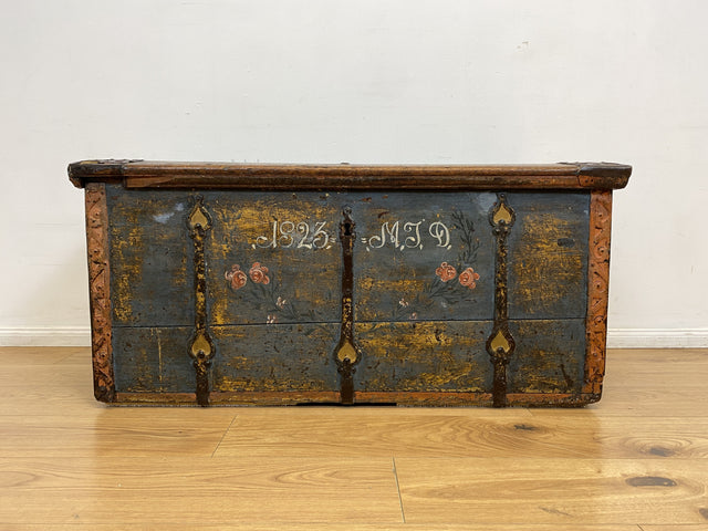 WMK I Wunderschöne große historische Truhe aus 1823 in blauer Originalfarbe mit floraler Bemalung und Eisenbeschlägen I antike Holztruhe Schatztruhe Piratenkiste Holzkiste Kiste Hochzeitstruhe Barock