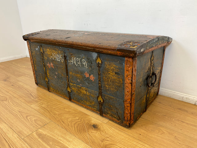 WMK I Wunderschöne große historische Truhe aus 1823 in blauer Originalfarbe mit floraler Bemalung und Eisenbeschlägen I antike Holztruhe Schatztruhe Piratenkiste Holzkiste Kiste Hochzeitstruhe Barock